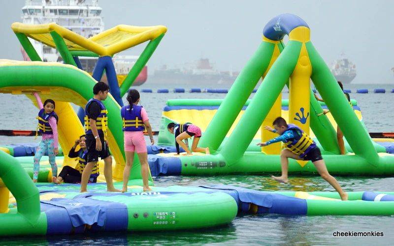 3米滑梯冲入海中!奔跑、跳跃、冲刺,新加坡最大水上漂浮乐园来了