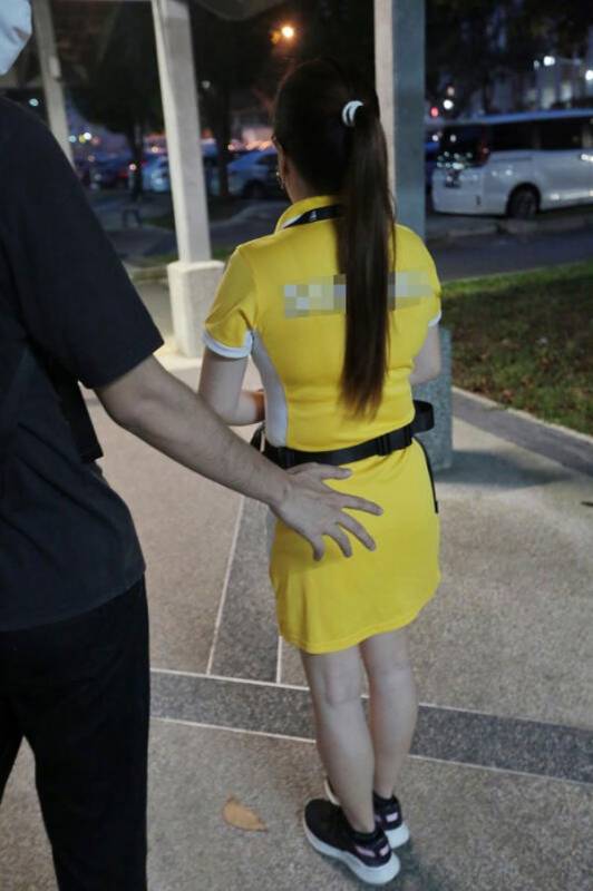向推銷啤酒女郎施“鹹豬手” 顧客遭警給有條件警告