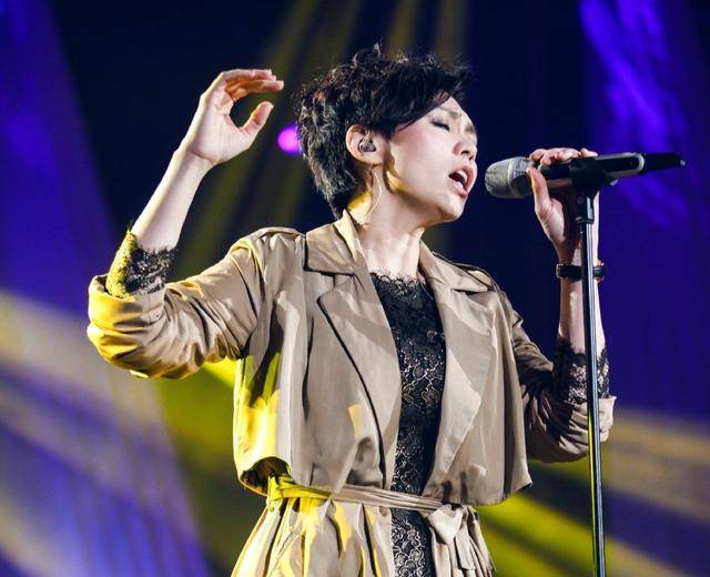 昔日问题少女，如今新加坡乐坛天后，逆袭的人生到底做对了什么