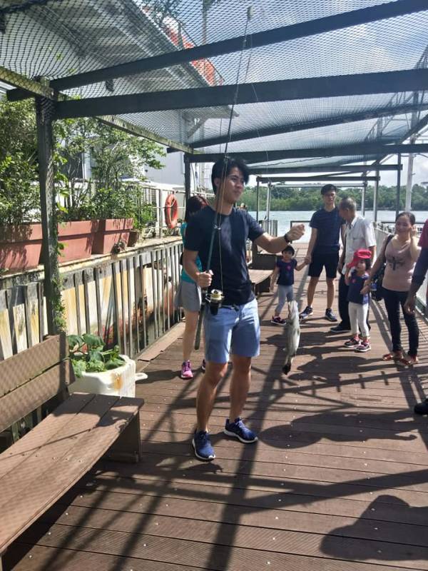 去吃新加坡最新鲜的海鲜!出海到海上奎笼吃海鲜!现捞现吃超美味