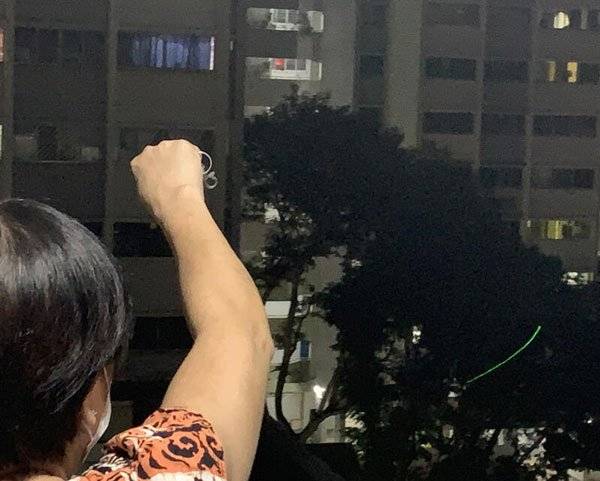 居民赶乌鸦被认出 遭啄头追着跑