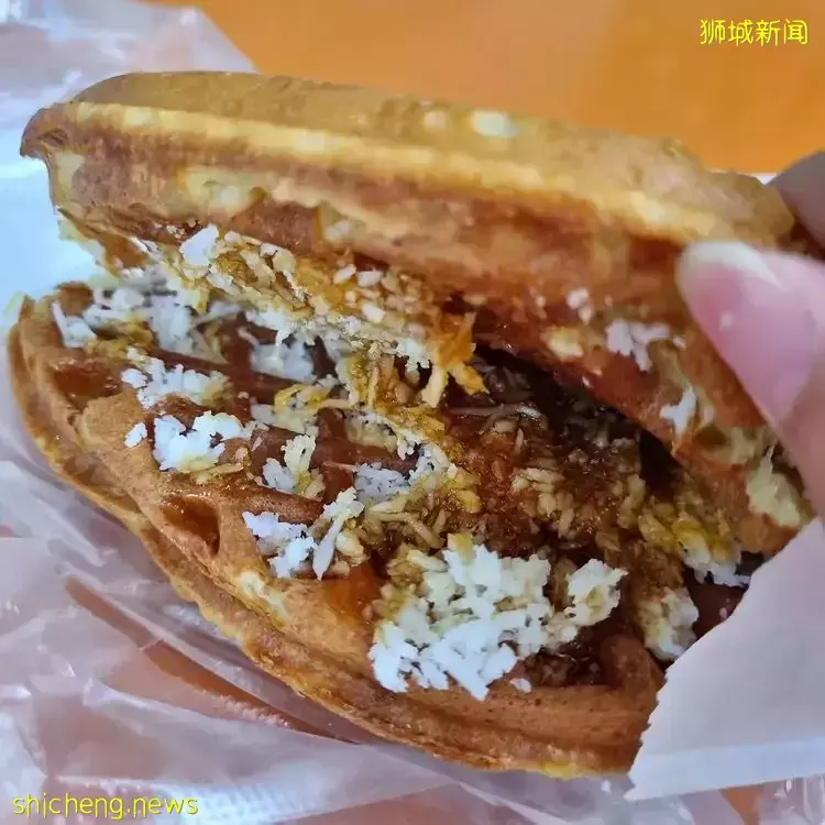 Uncle Tony's Tuckshop古早味華夫餅，竟然有Ondeh Ondeh餡！滿滿椰絲+椰糖漿，平價必吃👍