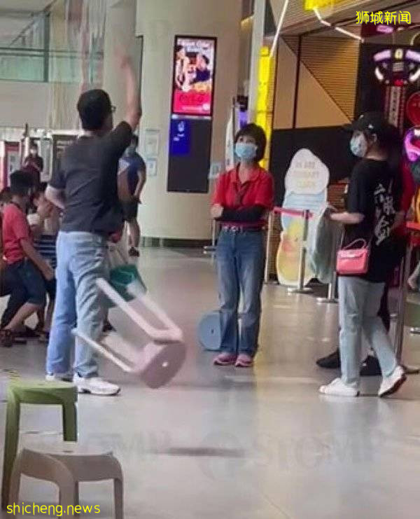 叫他把口罩戴好 一张椅子飞过来