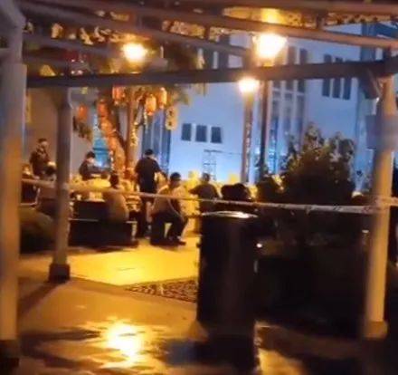 近40名中老年人聚集牛车水天桥花园办新年派对,警方到场一举“抓获”