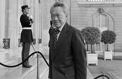 华人占比74%的新加坡，为何汉语快要“绝境”，英语却能成为国语