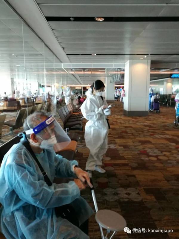 同航班出现感染病例,两老从新加坡回成都一波三折