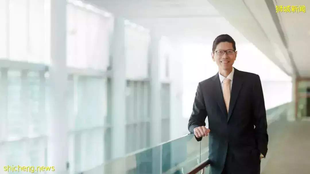 新加坡衛生部長“被迫代言”老花眼藥、脊椎病藥……無奈發聲