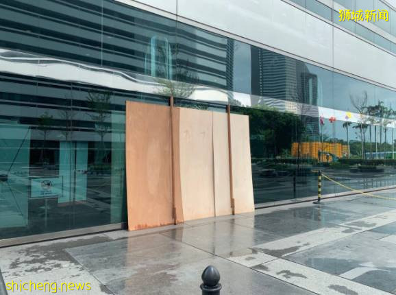 驚魂一刻!過期滅火器沖破西門23樓的窗戶,彈入對面的大樓