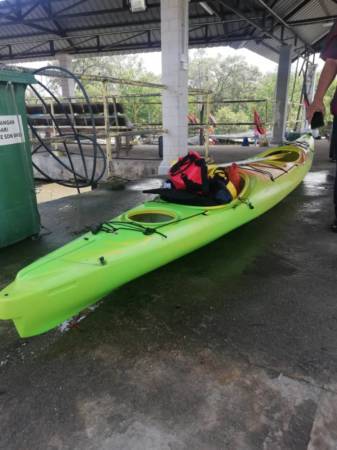 【2新加坡人丰盛港失踪】关丹岸边发现独木舟 寻获男失踪者手机证件