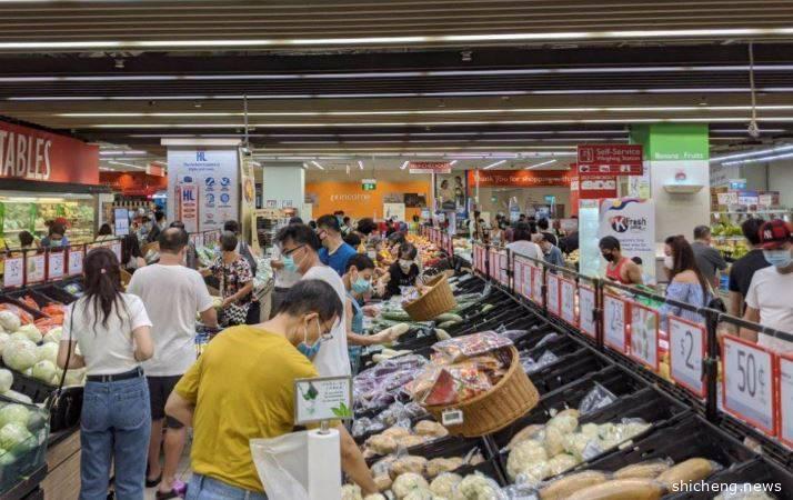 进入措施的第四天，超市以及巴刹似乎还是许多人潮