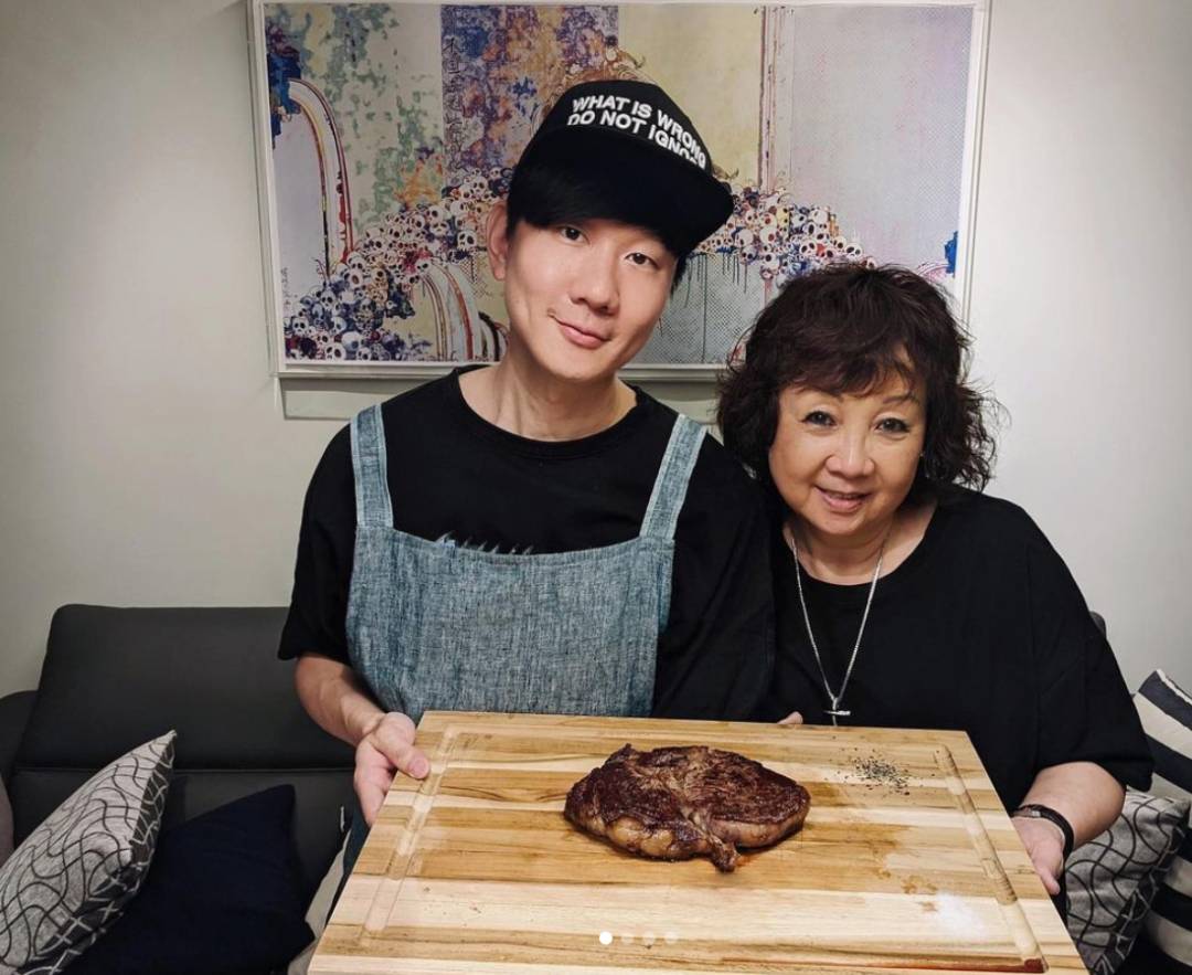 林俊杰回到新加坡过年啦！还在滨海湾骑车遛圈