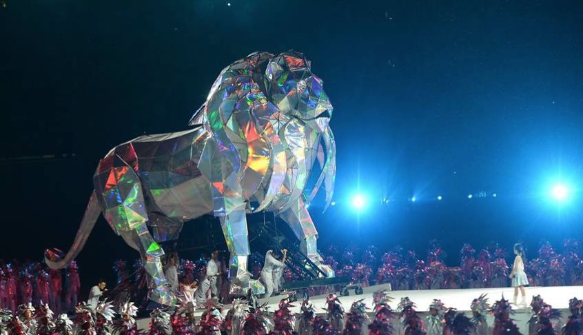 新加坡在今年的国庆阅兵节将激光奇观中展示了六米高的狮子