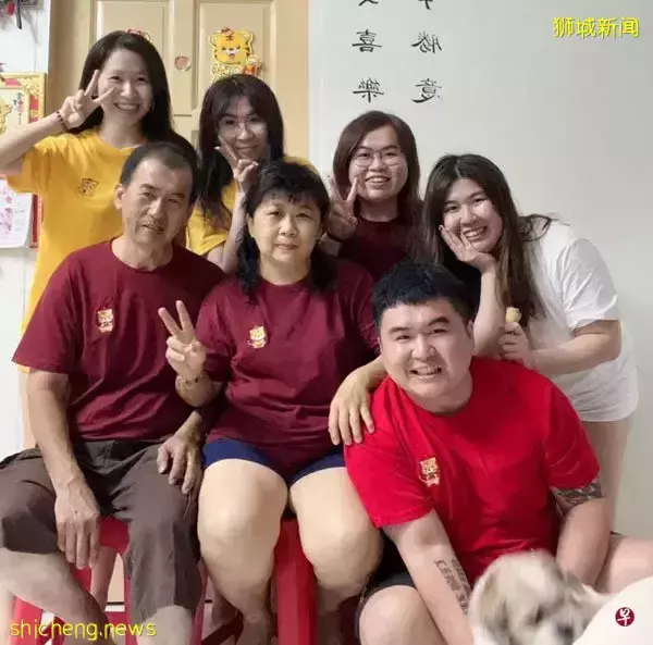 三兄妹抢到VTL除夕票 午夜抵家门父母好惊喜
