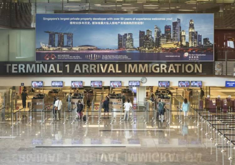 馬來西亞進入緊急狀態！油船又有確診，英國航班恢複！海陸空包圍，新加坡能防住嗎