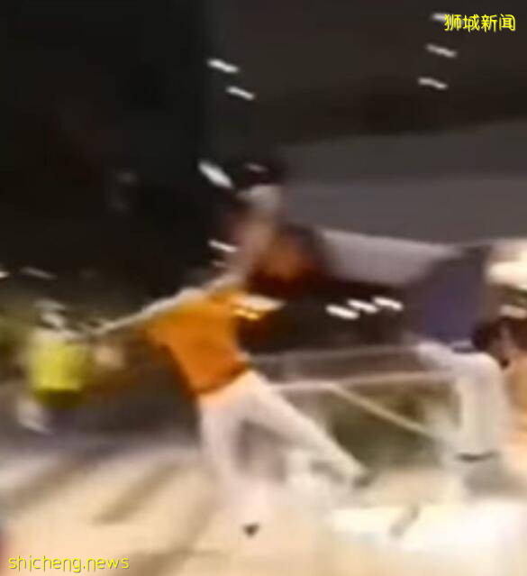 新加坡街頭驚現李小龍經典“飛踹”！不好意思！警察叔叔請你去一趟！