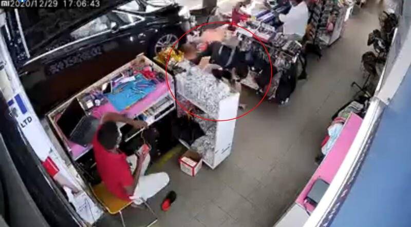 宝马失控撞路人 一撞入店屋 一撞飞摔地