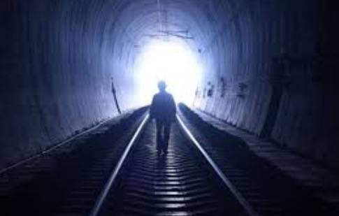 女部長在國會上哭了！"新加坡會像泰坦尼克號一樣沉沒！？"