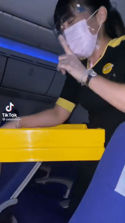 酷航空姐和洋人在飞机上大开派对？上身赤裸、不戴口罩还喝酒