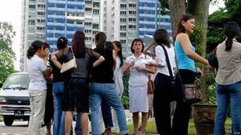 陪讀媽媽帶著女兒只身來到新加坡尋夢，不知最終將如何抉擇