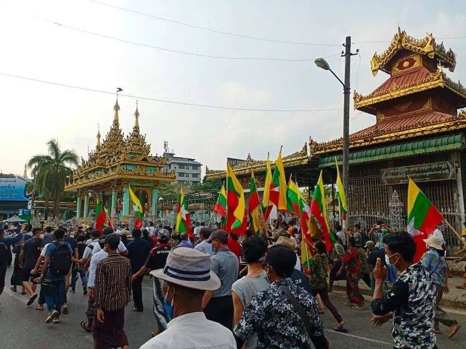 缅甸进入紧急状态!深夜扣押领袖,掐断电视信号!新加坡外交部提醒注意安全