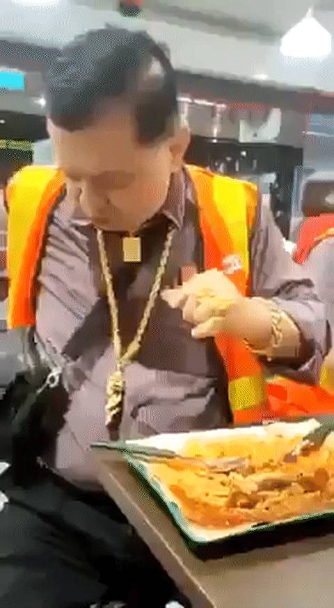 驚呆！新加坡公交司機脖子上戴幾公斤的金鏈子，什麽來頭