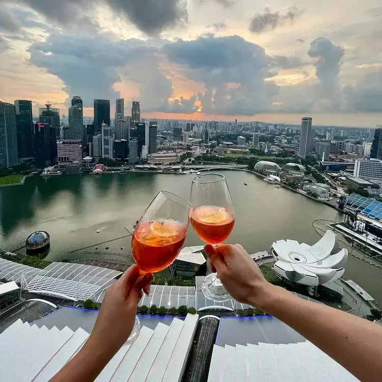 微醺迎2022年!搜罗新加坡6大酒吧特备活动🥂无限量畅饮美酒,跨年夜晚来小酌几杯🙌