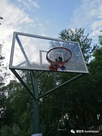 民众违例群聚运动,新加坡当局见招拆招,“你打球,我拆篮框”