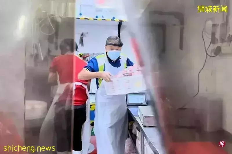 你敢相信嗎？在這家新加坡超市，員工患冠病缺勤，由億萬富翁大老板頂班搬豬肉