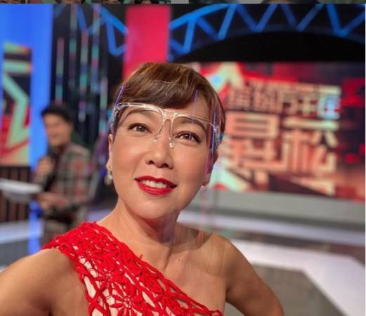 露左肩右肩還是雙肩? 鍾琴主持服裝遭批評不得體