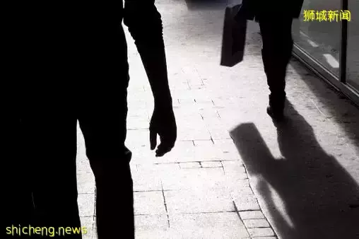 新加坡男子在克拉码头随机被砍!头顶两刀、满身是血,场面骇人