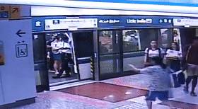 新加坡妹纸“螃蟹步”追地铁摔了屁股蹲,网友:不这样和2020年说再见