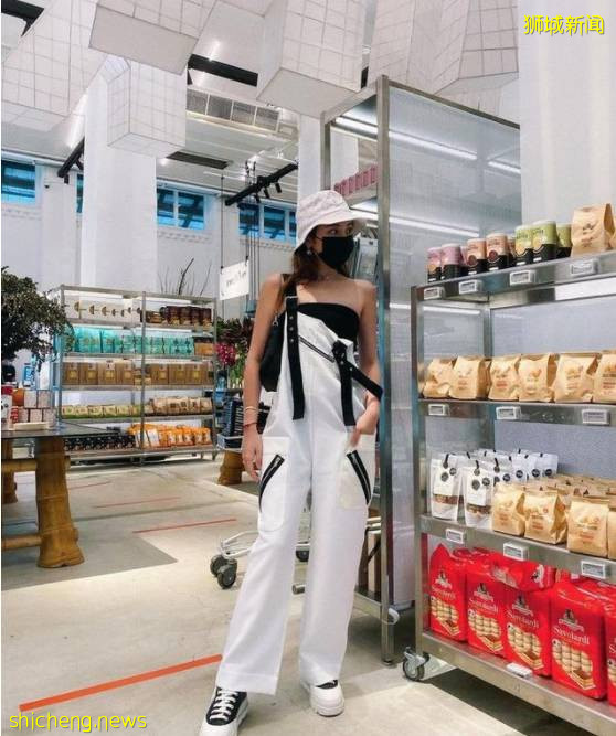 新加坡走红的富二代凭啥整天炫富，原来她妈才是名媛炫富的祖宗