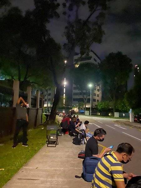 午夜12点等更新护照 大使馆门口 马劳排长龙