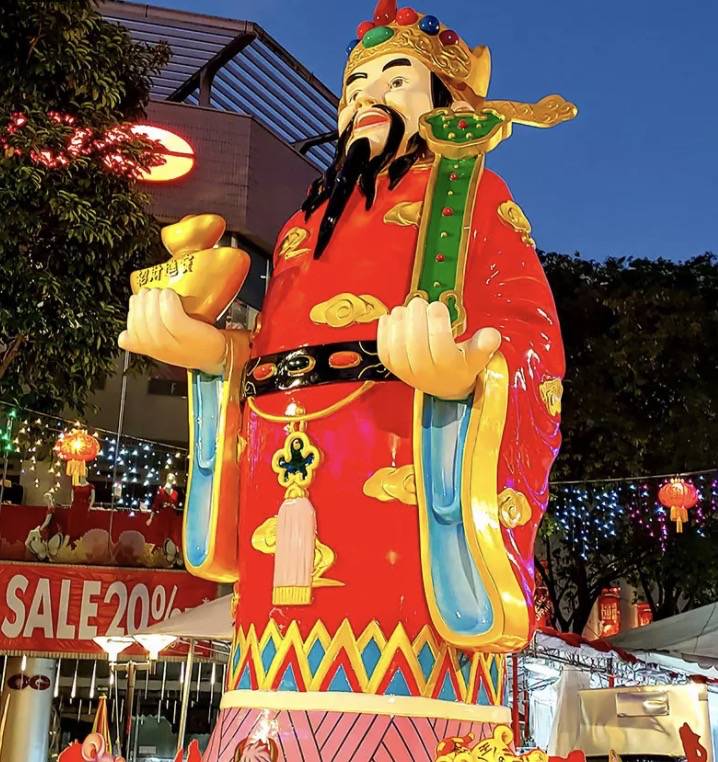 新加坡總理李顯龍魔性拜年視頻火了！各部長花式拜年，竟有財神爺上門討債