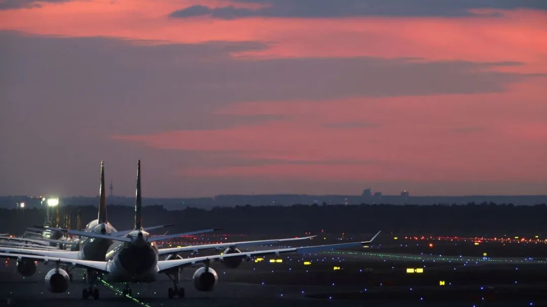 新加坡政府呼吁在海外留学的新加坡籍学生尽快回国，新航将优先安排航班从英国接学生回国