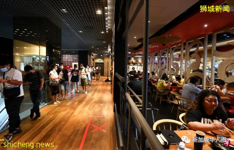 1782例，新加坡開放5人堂食餐廳爆滿大排長龍！網憂疫情反彈