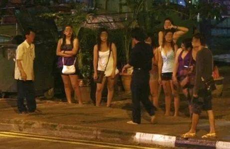 新加坡七部門聯合掃蕩芽籠紅燈區，帶走89人！持刀打架、咬警察、脫衣服… 好亂