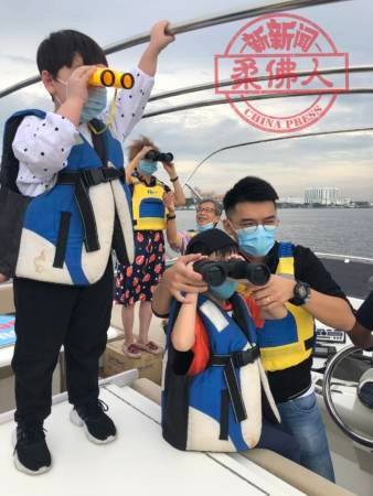 最近的距離遙遙相望 海峽短暫相聚 一家之主流下男兒淚