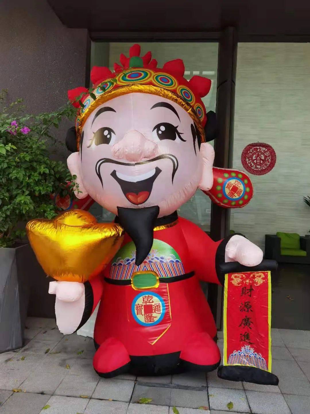 新加坡總理李顯龍魔性拜年視頻火了！各部長花式拜年，竟有財神爺上門討債