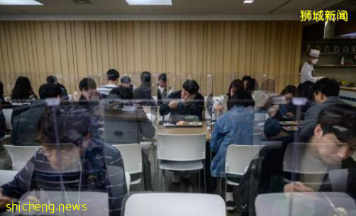 後疫情時代，網友爲了在外面吃飯也是拼了，獅城的你該如何做呢!