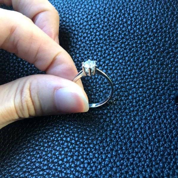泊车场捡到订婚戒指   女子PO文找失主