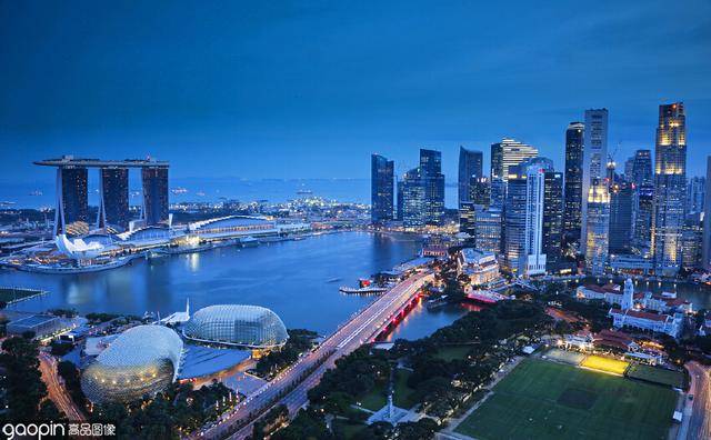 新加坡的标志性酒店，横跨三栋大楼的空中花园让你登临世界之巅