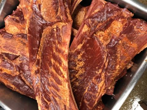 惊！新加坡组屋走廊挂满了猪耳朵、猪大肠和腊肠