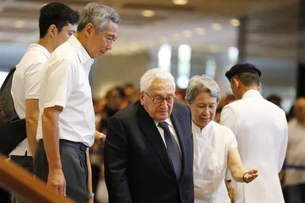 特朗普的女兒女婿度假時,被狗仔拍到在讀《李光耀傳記》