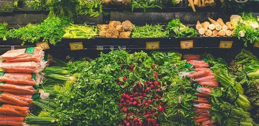 這名新加坡賣菜阿姨竟然在衆目睽睽之下,給蔬菜噴殺蟲劑