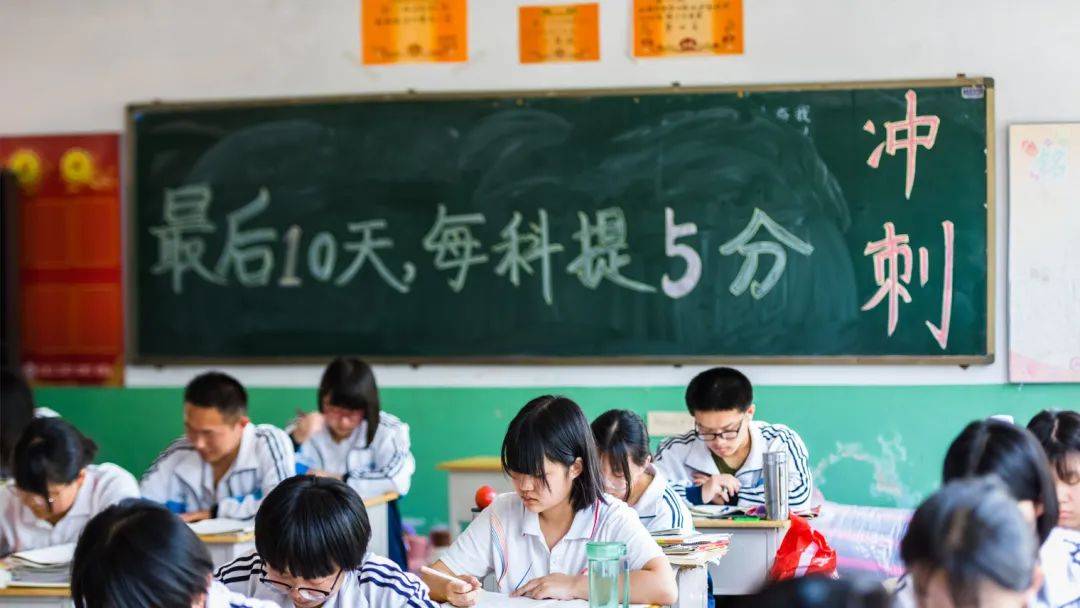 處處都卷的時代,崇尚精英教育的新加坡憑什麽不卷