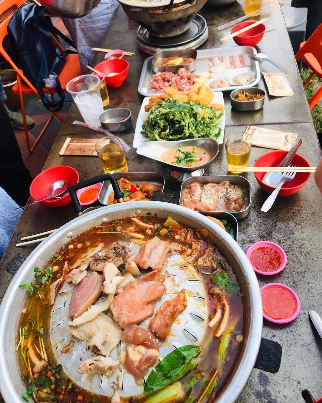 瞬穿曼谷街頭！氣氛滿點的泰式炭燒火鍋Tom Yum Kungfu🤤 口味正宗、平價又好吃！