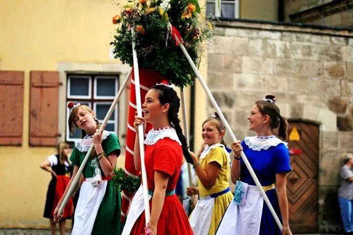 儿童节花样百出!新加坡给大人放假、西班牙糖果游行、巴西要挨针、英国“打”老师