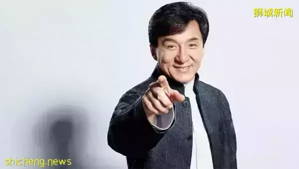 成龙和空姐搂肩照流出,还要电话、地址?女方回应!他两次为新加坡做好事而被骂