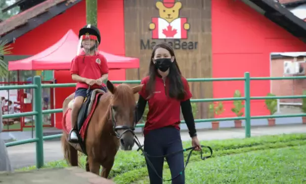 蘊含騎馬、做瑜伽、參觀水族館等活動！新加坡的學前教育原來這樣豐富多彩，你心動了嗎